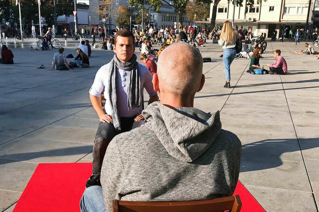 fudder-Autor Fabian Thomas hat das Kun...den minutenlang in die Augen geschaut.  | Foto: Axel Perinchery