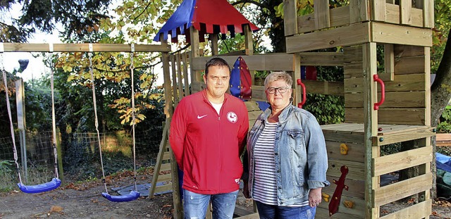 Ortsvorsteherin Petra Senn und FC-Vors...ich beide ber den neuen  Kletterturm.  | Foto: Cremer