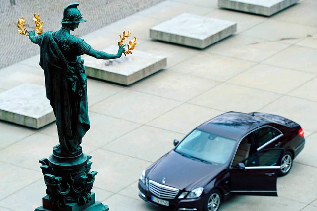 Der Dienstwagen eines Politikers  hinter dem Reichstag in Berlin.  | Foto: Soeren Stache