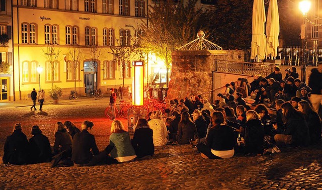 Jugendliche  auf dem Augustinerplatz in der Innenstadt.  | Foto: dpa