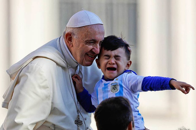 Am 10. Oktober hlt Papst Franziskus s...nd Auftragsmorden stt er auf Kritik.  | Foto: dpa