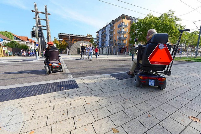 Rollstuhlfahrer Paul Nieddu (rechts ) ...bahnschienen am Betzenhauser Torplatz.  | Foto: Ingo Schneider
