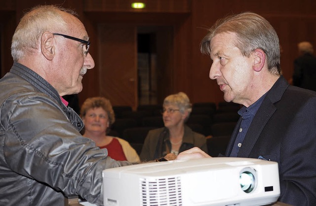 Nach dem Vortrag gingen die Diskussion...Kortm (rechts) und Besuchern weiter.   | Foto: Wagner