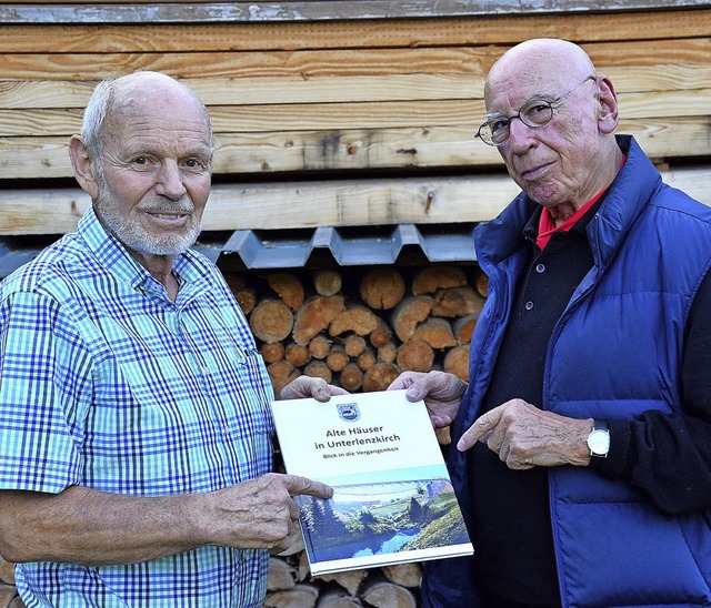 Eugen Fuchshuber und Volker Ellwanger ...en Buch ber das alte Unterlenzkirch.   | Foto: Manfred-G. Haderer