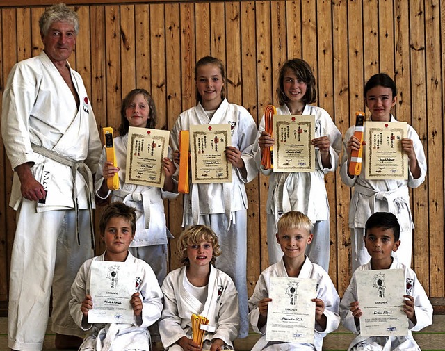 Anton Salat und die erfolgreichen Teilnehmer am Karatekurs.   | Foto: Privat