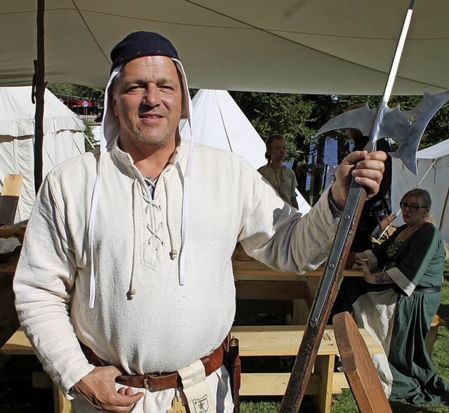 Oliver Mahler in Bauernkleidung mit ei...ermarkt am Kirnbergsee in Unterbrnd.   | Foto: Lutz Rademacher