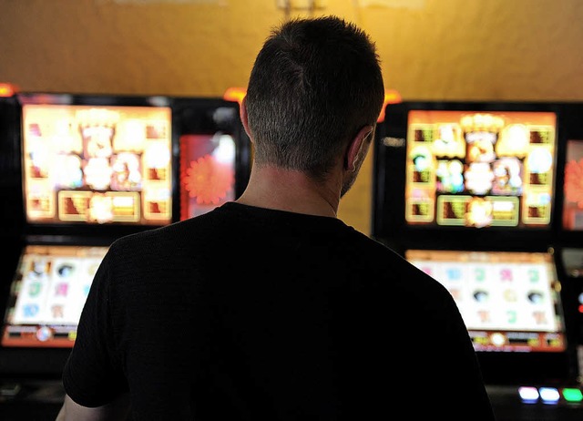 Fr die 18 Geldspielautomaten in der G... acht Prozent vom Umsatz beschlossen.   | Foto: dpa/Carsten Rehder