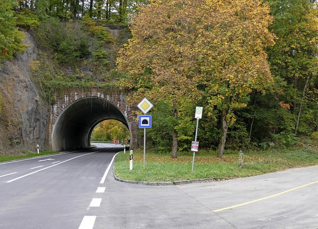 Wegen Sicherungsarbeiten wird der B 31...m Bild) um den Tunnel herum geleitet.   | Foto: Juliane Khnemund
