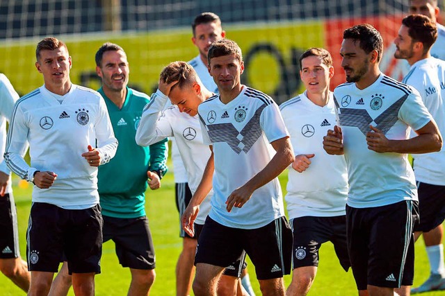 Die DFB-Auswahl bei einer Trainingseinheit in Berlin  | Foto: dpa