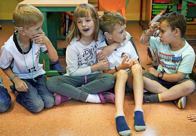 Blickkontakt und Krpersprache helfen Kindern mit Hrschdigung.   | Foto: Bischoff/dpa