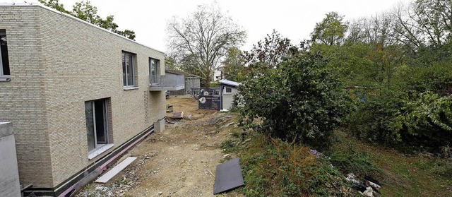 Der Bauplatz fr die Tagesklinik liegt rechts neben dem Neubau des Pfarramts.   | Foto: Thomas Kunz