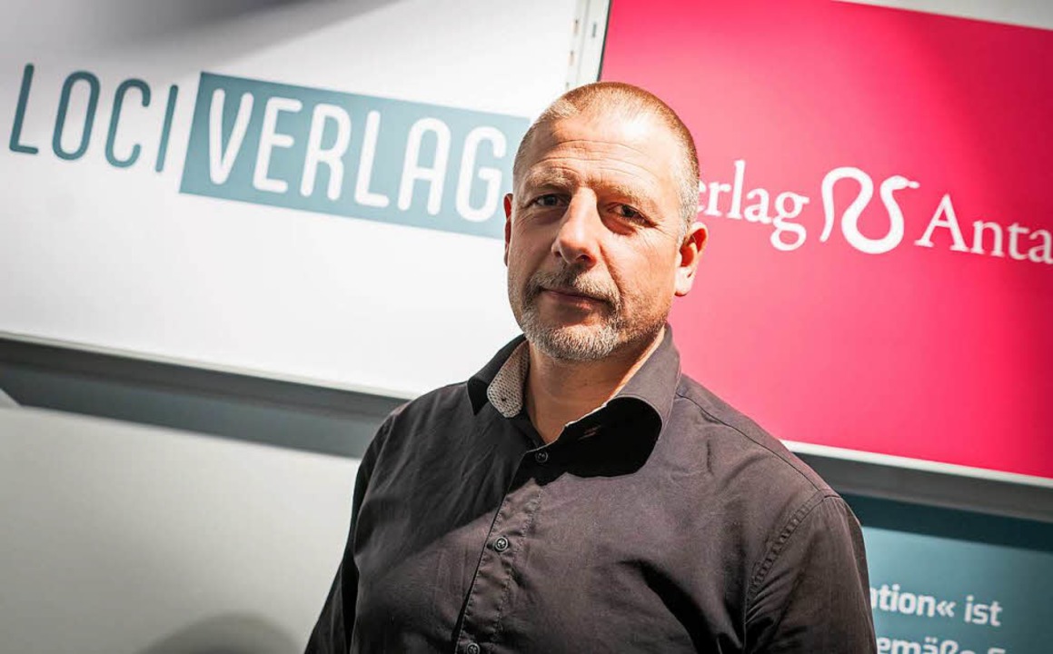 Gtz Kubitschek am Donnerstag am Stand...Antaios auf der Frankfurter Buchmesse   | Foto: dpa