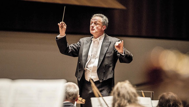 Fabrice Bollon am Pult des Philharmonischen Orchesters.  | Foto: Britt Schilling