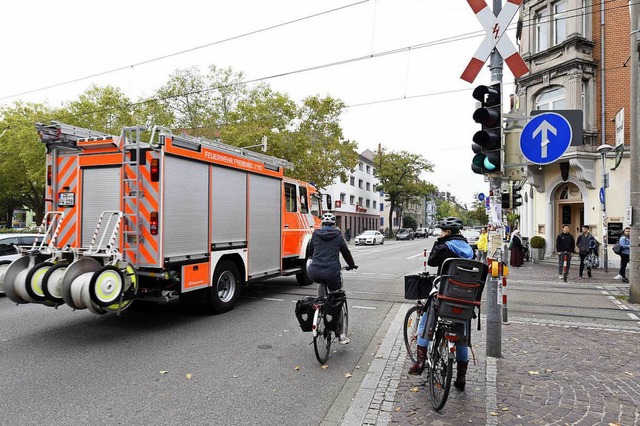 Die Feuerwehr kann ber die Kreuzung b...211; alle auer den Rettern haben Rot.  | Foto: Thomas Kunz