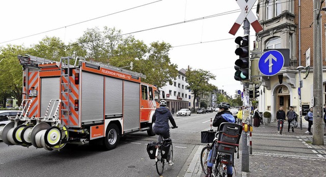 Die Feuerwehr kann ber die Kreuzung b...11; alle auer den Rettern haben Rot.   | Foto: Thomas Kunz