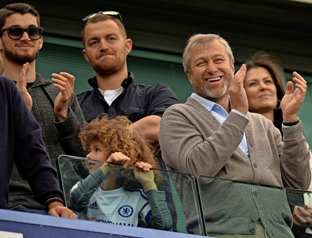 Roman Abramowitsch (vorne) mit seinem Sohn in seiner Loge an der Stamford Bridge  | Foto: AFP/Archiv