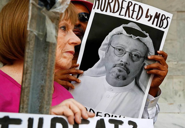 USA, Washington: Menschen halten ein P...s vor der Botschaft von Saudi-Arabien.  | Foto: dpa