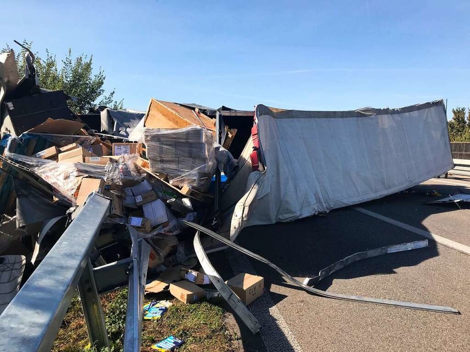 Schwerer Unfall mit zwei Lastwagen auf der Autobahn A5.  | Foto: Hans-Peter Mller