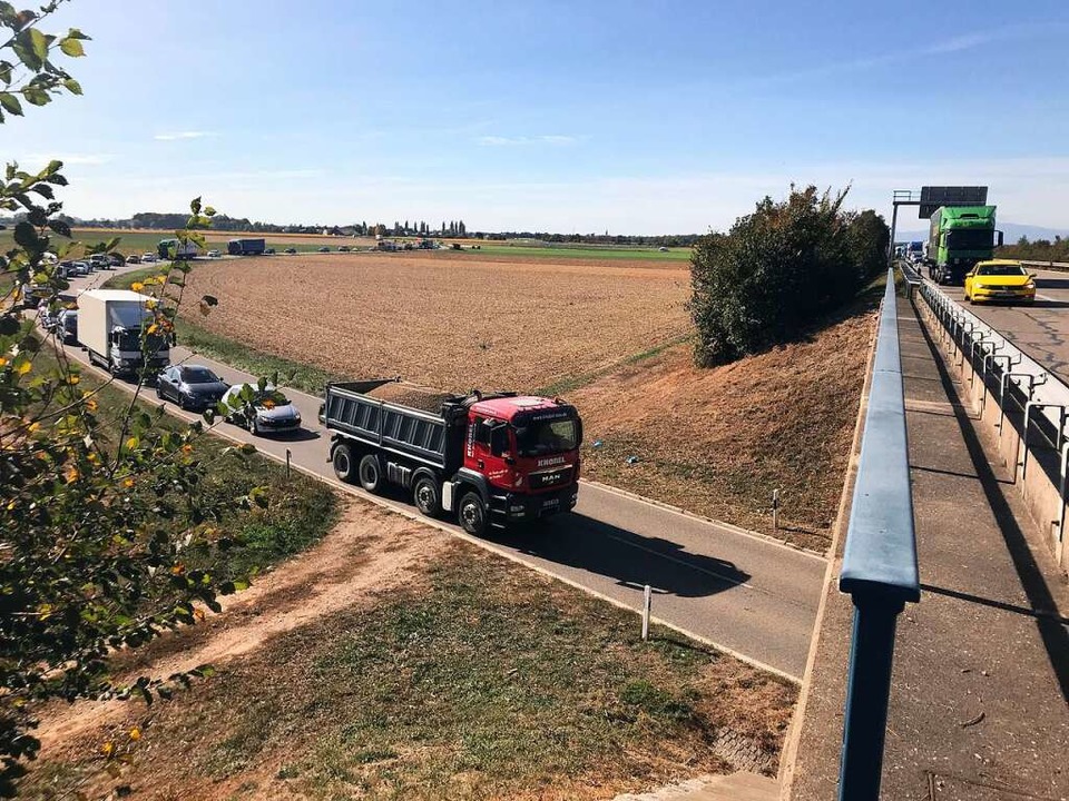 Der Unfall zog massive Verkehrsbehinderungen auch auf den Landstraen nach sich.  | Foto: Hans-Peter Mller