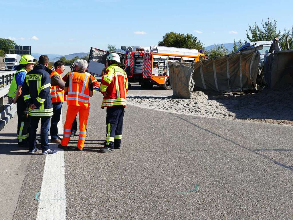 Die Feuerwehren Bad Krozingen und Neuenburg waren mit groem Aufgebot am Unfallort.