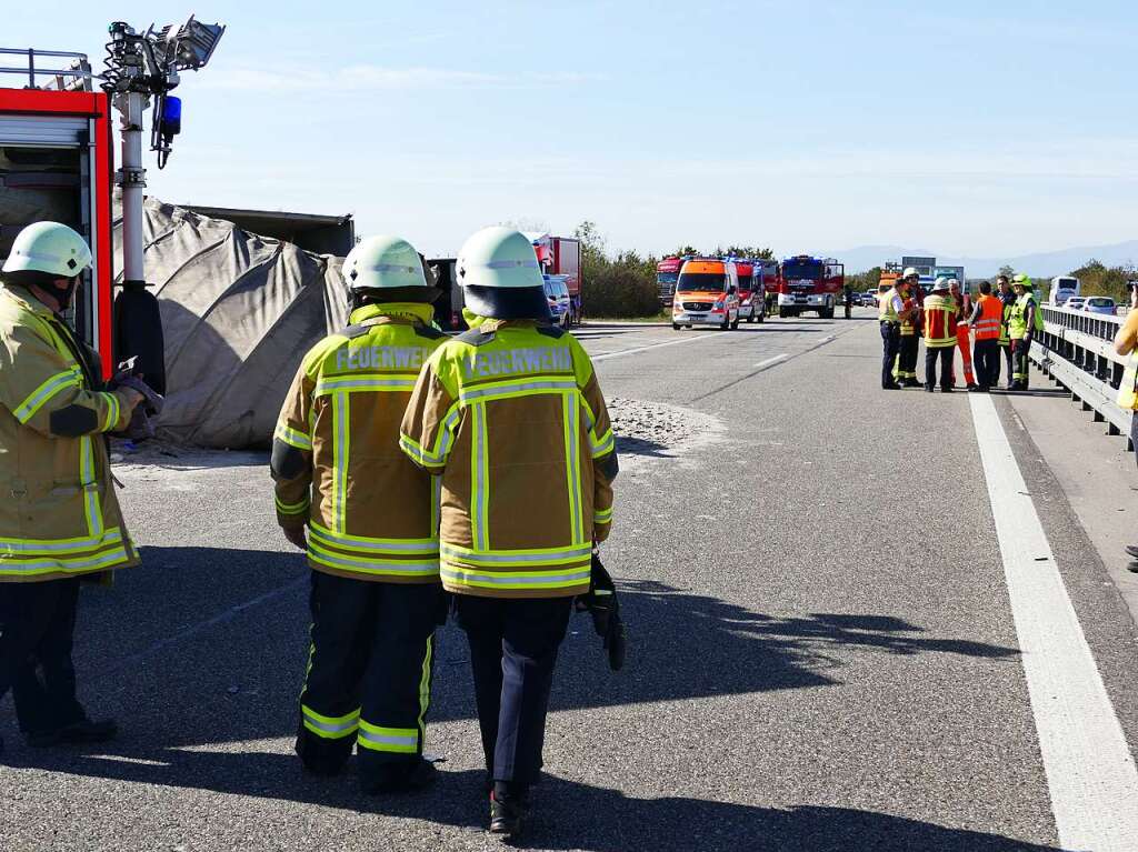 Die Feuerwehren Bad Krozingen und Neuenburg waren mit groem Aufgebot am Unfallort.