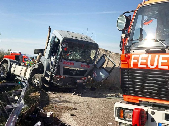 Schwerer Unfall mit zwei Lastwagen auf der Autobahn A5.  | Foto: Hans-Peter Mller