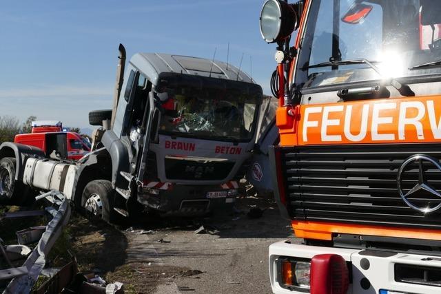 Fotos: Schwerer Lkw-Unfall auf der A5 bei der Anschlussstelle Bad Krozingen