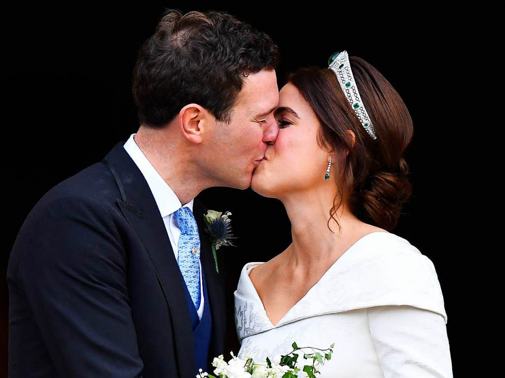 Prinzessin Eugenie und ihre Mann Jack Brooksbank kssen sich nach ihrer Hochzeit in der St.-Georges-Kapelle von Schloss Windsor.