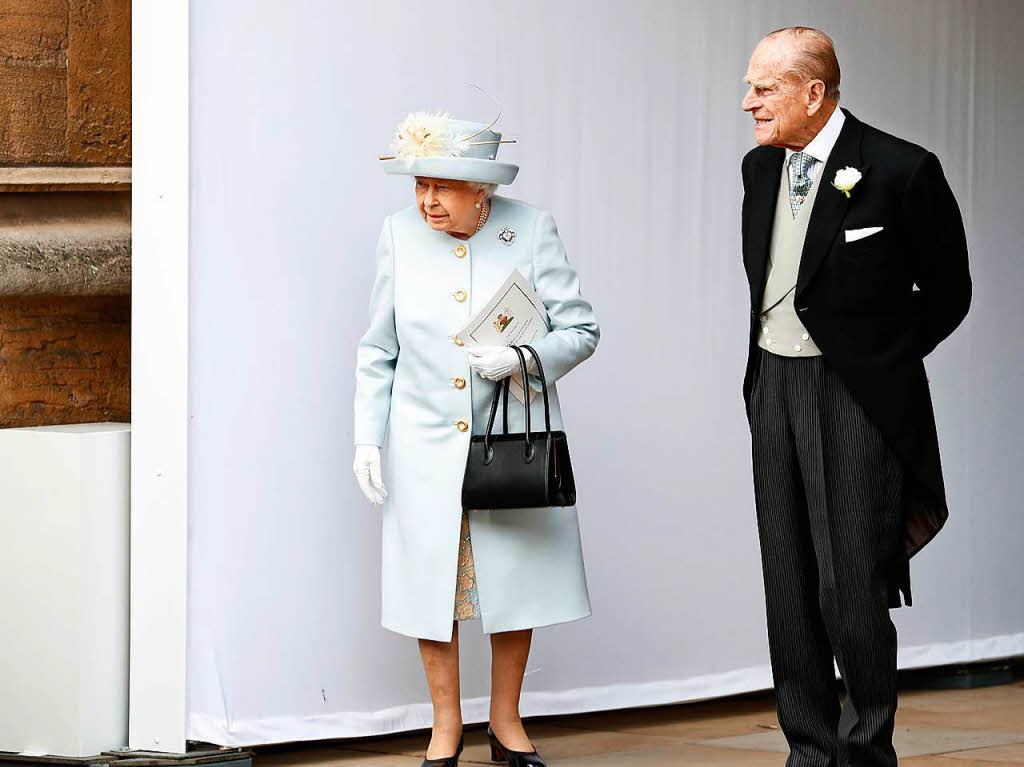 Queen Elizabeth II. und ihre Mann Prinz Philip warten auf die Ankunft von Prinzessin Eugenie und Jack Brooksbank  in der offen Kutsche nach ihrer Trauung in der St.-Georges-Kapelle von Schloss Windsor