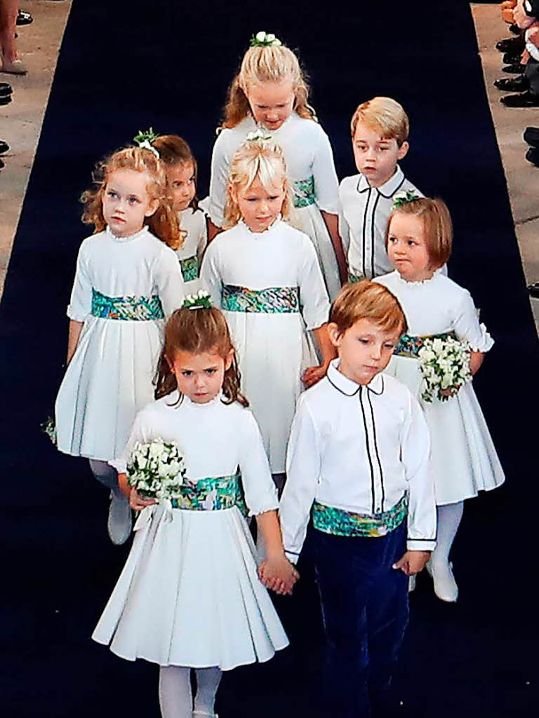 Die Brautjungfern und Pagenjungen, darunter Prinz George (Hinten rechts) und Prinzessin Charlotte (hinten links)