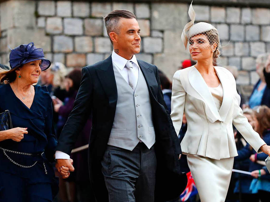 Robbie Williams, seine Frau Ayda Field () und seine Schwiegermutter Gwen Field (links)
