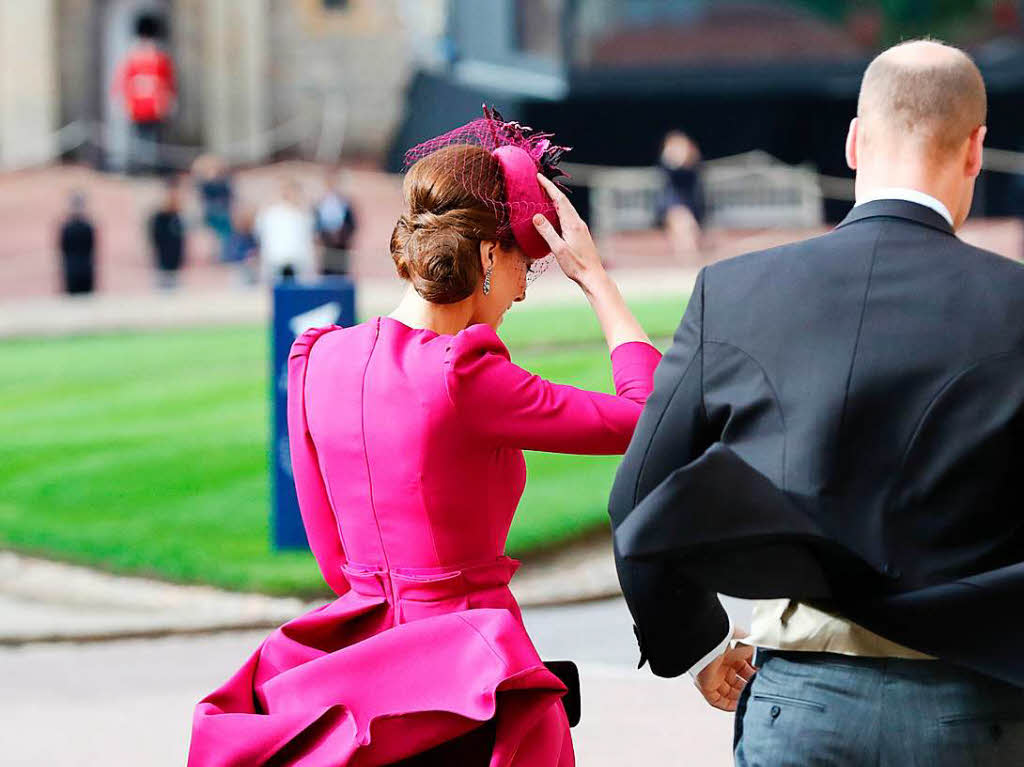 Prinz William und seine Frau Herzogin Kate kmpfen mit gegen den Wind.