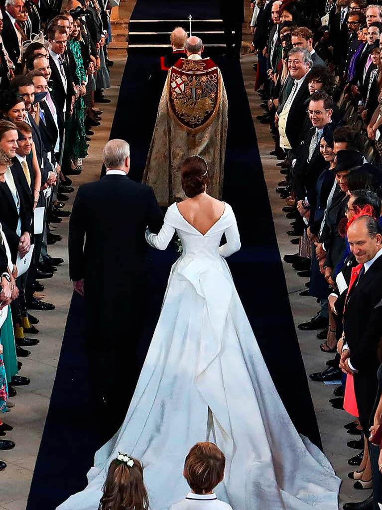 Prinz Andrew geht mit seiner Tochter Prinzessin Eugenie den Gang hinunter zu Eugenies Hochzeit mit Jack Brooksbank in der St.-Georges-Kapelle von Schloss Windsor.