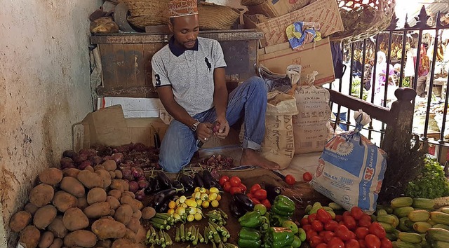 Ein Marktbeschicker in Sansibar stellt seine Waren aus.   | Foto: PRivat