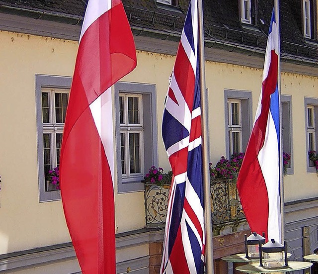 Die Flaggen der Partner vor dem Alten Rathaus in Emmendingen.  | Foto: Gerhard Walser