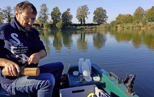 Biologe Ingo Kramer bei der Entnahme einer Wasserprobe im Grnlochsee  | Foto: Privat, Heidi Fssel