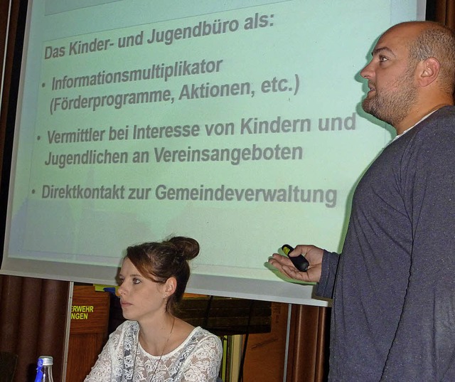 Janine Schmidt und Philipp Grang stel...s Teninger Kinder- und Jugendbro vor.  | Foto: Karlernst Lauffer