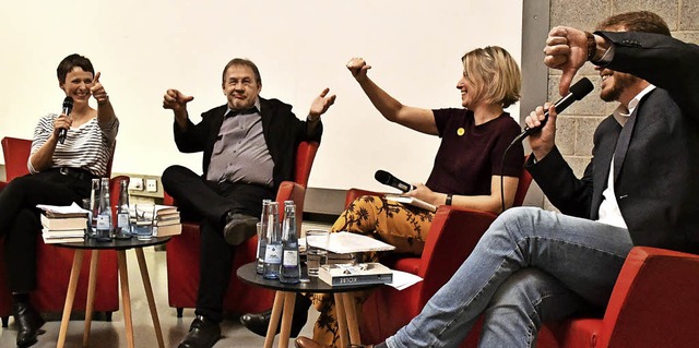 Daumen hoch, runter oder waagrecht: Li...der Jubilumsfeier der Stadtbibliothek  | Foto: Barbara Ruda