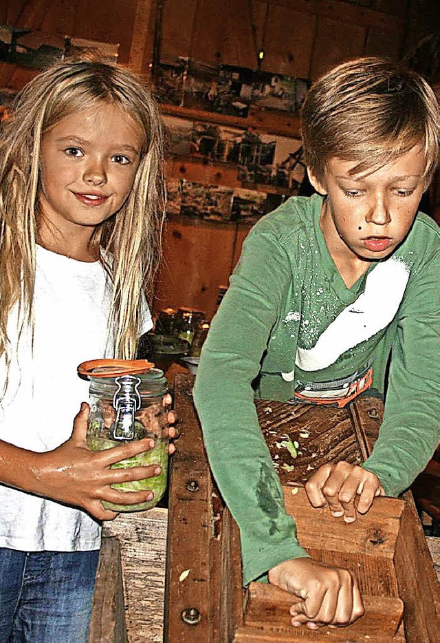 Auch Cosima und Tristan durften Sauerkraut hobeln auf dem Schneiderhof.   | Foto: Ralph Lacher
