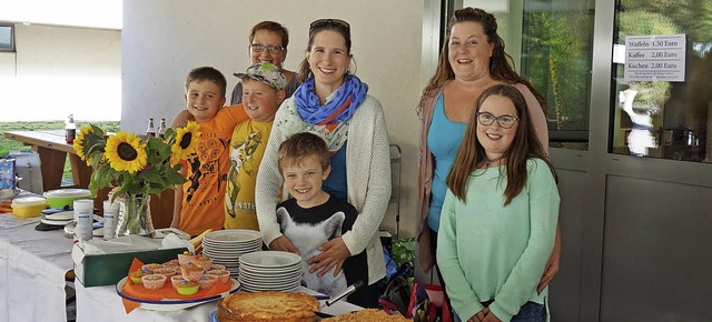 Elternvertreter und Schler der Naturp...inheitsgemeinde mit Kaffee und Kuchen.  | Foto: Gudrun Gehr