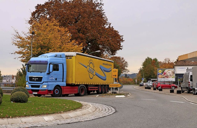 Ein Lastwagen biegt aus Richtung Hfin...zwei Abschnitten und dauert bis Juni.   | Foto: Jens Wursthorn