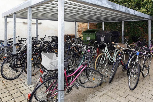 Im sthlernen Fahrradstall stehen Drah...ten allein, meist eher dicht gedrngt.  | Foto: Thomas Kunz