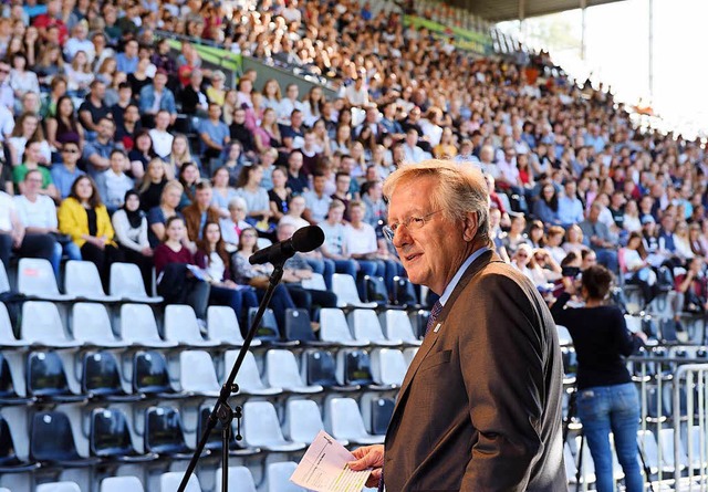 Uni-Rektor Hans-Jochen Schiewer begrt  im Schwarzwaldstadion Erstsemester.  | Foto: Rita Eggstein