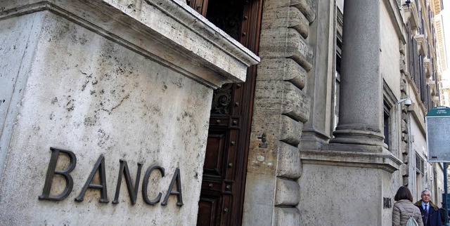 Ist das Geld noch sicher? Diese Frage stellen sich etliche Italiener  | Foto: dpa