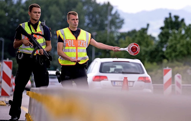 Polizisten kontrollieren an der Kontro...s sterreich nach Deutschland kommen.   | Foto: dpa