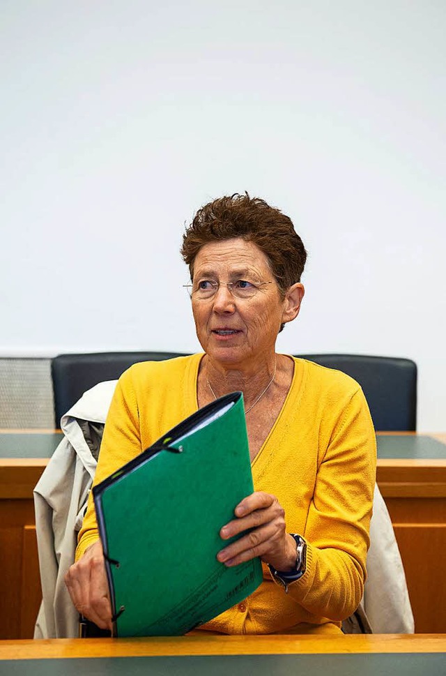 Die Gieener rztin Kristina Hnel sit...es Berufungsprozesses im Gerichtssaal.  | Foto: dpa
