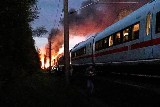 Das Feuer war am Freitagmorgen in dem ...uwied in Rheinland-Pfalz ausgebrochen.  | Foto: dpa