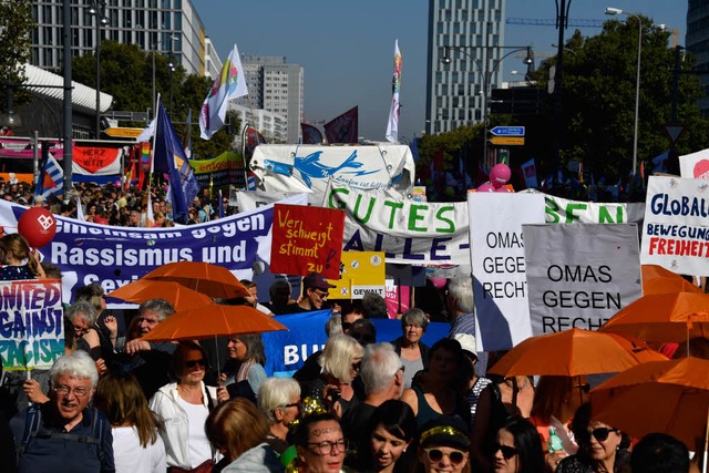 Demonstranten am Alexanderplatz  | Foto: AFP