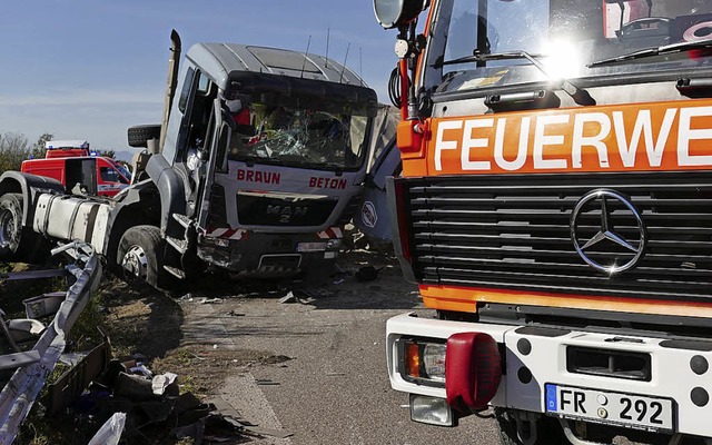 Bei eimem schweren Verkehrsunfall auf ... kam am Freitag ein Mensch ums Leben.   | Foto:  Hans-Peter Mller