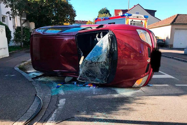 Das zweite Unfallfahrzeug wurde durch ...te geschleudert und blieb dort liegen.  | Foto: Feuerwehr